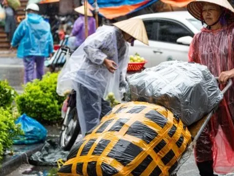 Người Hà Nội vất vả mưu sinh trong ngày mưa phùn, gió lạnh tăng cường