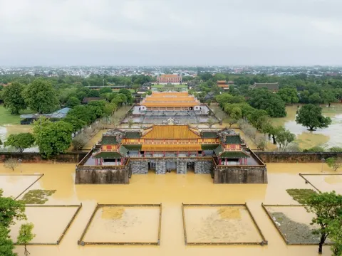 Huế, Đà Nẵng hửng nắng sau chuỗi ngày mưa dầm dề, Hội An vẫn ngập nặng