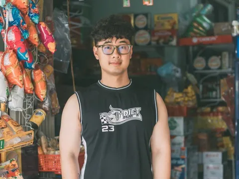 Người trẻ bỏ việc văn phòng, về nhà giúp bố mẹ bán thịt heo, tạp hóa