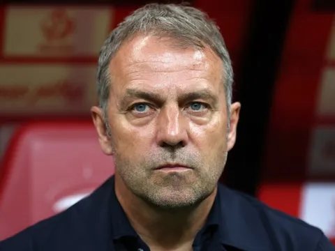 Hansi Flick đối mặt cơn bão tại Barca