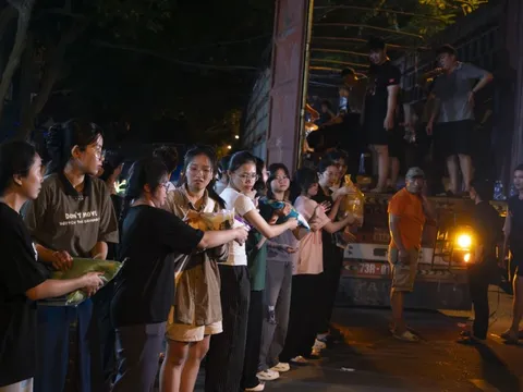 Chuyến xe đêm chở 30 tấn hàng từ TP.HCM ra miền Trung cứu trợ vùng lũ