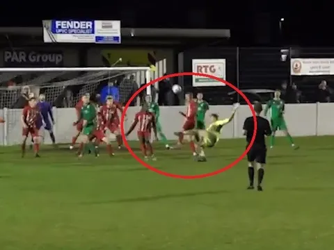 Thủ môn 'ngả bàn đèn' ghi bàn ở phút 98