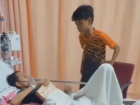 Cậu bé Malaysia 15 tuổi tặng em trai iPhone vài giờ trước khi qua đời