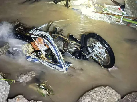 Phú Quốc lụt sâu, thanh niên bị lũ cuốn bỏ xe chạy thoát thân