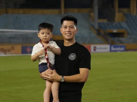 Con trai của Đình Trọng được dàn sao CAHN dạy chơi bóng