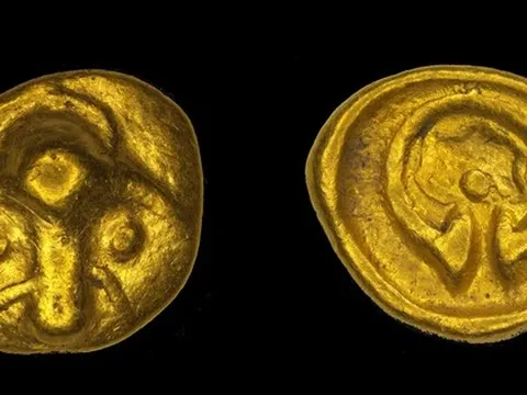 Dò kim loại trên cánh đồng, người đàn ông tìm thấy kho báu quý giá