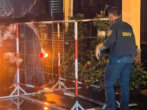 TP.HCM: Khống chế người đàn ông tấn công hàng xóm, cố thủ trong nhà cả ngày trời