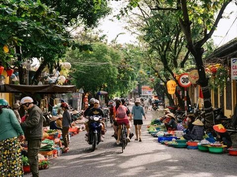 Chợ Hội An hôm qua ngập tới nóc, nay buôn bán tấp nập trở lại