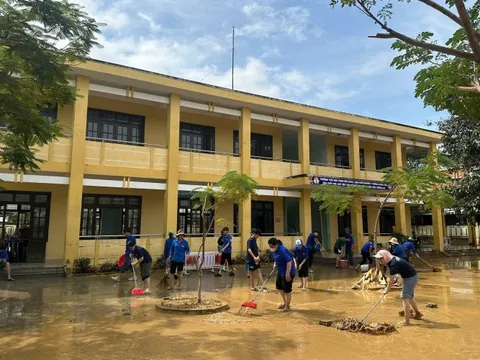 Hơn 1.500 thanh niên Đà Nẵng cùng người dân khắc phục hậu quả sau lũ