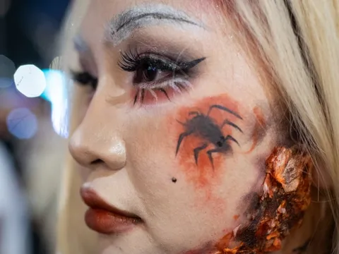 'Ma quỷ, siêu nhân' quẩy xuyên đêm Halloween trên phố Tây Bùi Viện