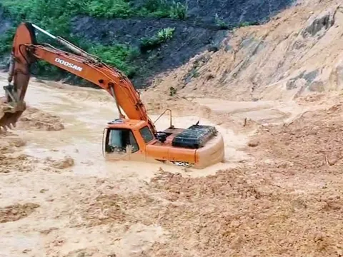 Xe múc đang xúc dọn đất thì ngọn đồi sạt lở đổ ầm xuống