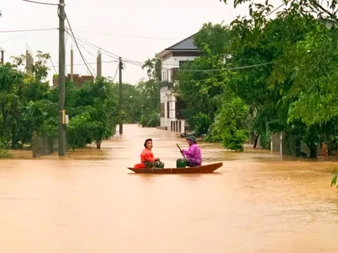 Mưa lớn và lũ đổ về khiến làng mạc bị cô lập, đường sá chìm trong biển nước