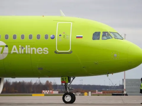 Hãng bay lớn đầu tiên của Nga cho phép tiếp viên mang giày thể thao