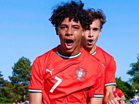 Con trai Ronaldo tỏa sáng