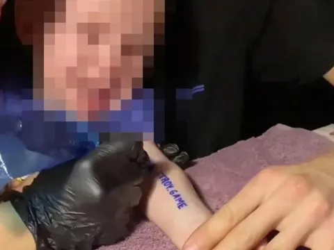 Cha mẹ Nga xăm lên tay con 1 tuổi để trúng thưởng nhà gây phẫn nộ