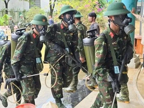 Binh chủng hóa học tiêu độc cho bệnh viện sau lũ lịch sử tại Đà Nẵng
