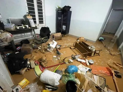 Đi cứu hộ lũ về, chàng trai sốc vì nhà trọ ngập, thiệt hại 150 triệu