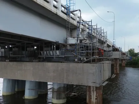 'Thần đèn' nâng cây cầu trên tuyến huyết mạch TPHCM lên 1,25 m