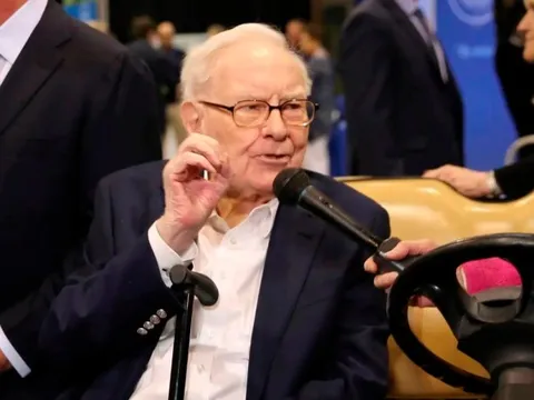 Warren Buffet quyết ‘ngồi im’, ‘pháo đài’ tiền mặt của Berkshire Hathaway lại lập kỷ lục mới