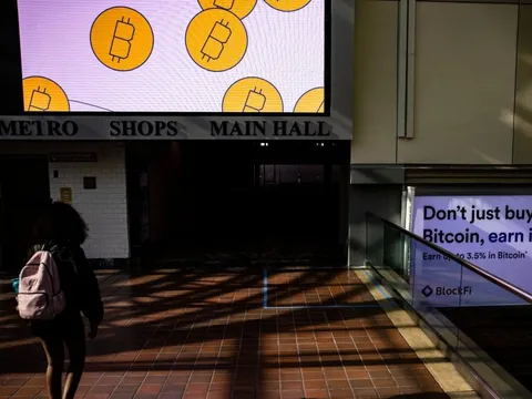 Giới đầu tư hoảng loạn khi giá Bitcoin 'sập'