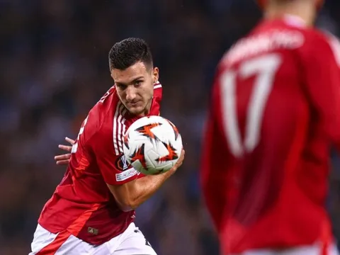 Fan MU đòi gạch tên Dalot