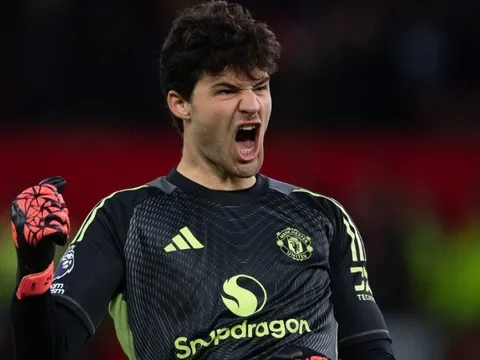 Thủ môn tân binh của MU gây sốt