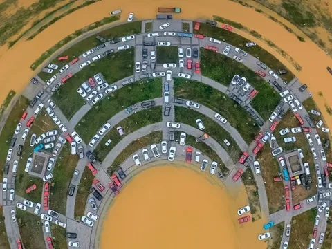 Ôtô ngâm nước hư hại nằm la liệt trên đường sau lũ lịch sử ở Huế