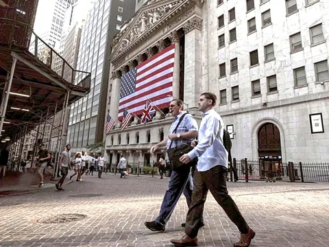 Nvidia đạt 5.000 tỉ USD, giới đầu tư thận trọng