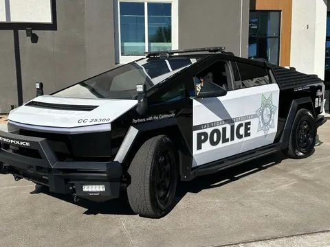 Elon Musk thích thú khi Tesla Cybertruck được làm xe cảnh sát