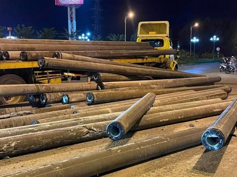 Xe bị tuột dây chằng, cả chục cọc bê tông rơi ngổn ngang giữa phố Quảng Ngãi