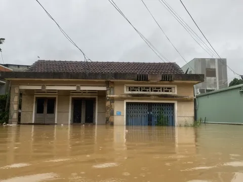 Lũ sông Vu Gia - Thu Bồn lại dâng cao, người dân bơ phờ vì chưa thể hạ đồ xuống