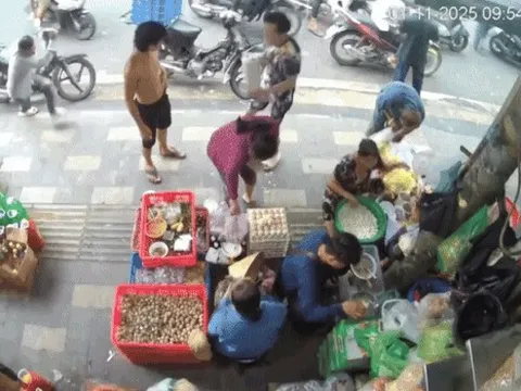 Thợ sơn rơi từ tầng cao xuống trúng người dân ở TP.HCM