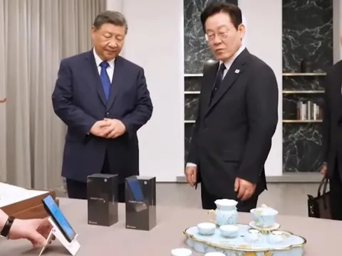 Chủ tịch Tập Cận Bình tặng máy Xiaomi cho tổng thống Hàn Quốc