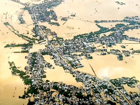 Thủ tướng: Phải có đề án tổng thể khắc phục hậu quả bão lũ ở miền Trung