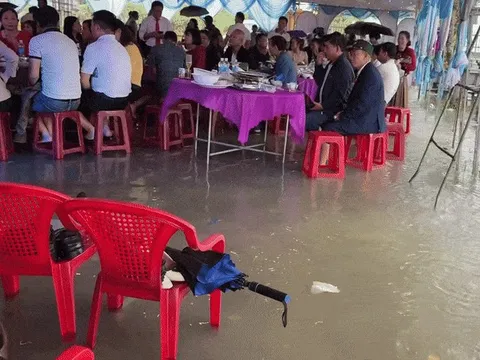 Mưa lũ ngập rạp cưới Quảng Trị, quan khách xắn quần ngồi ăn cỗ