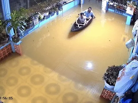 Sáng lái ôtô đi làm, chiều phải ngồi ghe về vì nhà ngập cả mét ở Huế