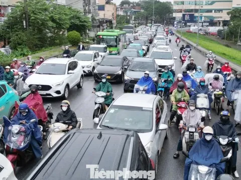 Ngày đầu cấm xe để sửa chữa cầu Long Biên: Ùn tắc kéo dài khắp cửa ngõ Hà Nội