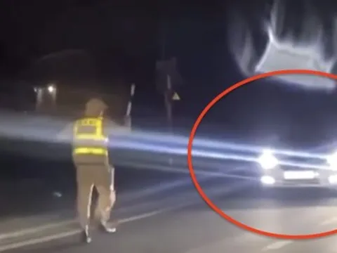 Né kiểm tra nồng độ cồn, tài xế lùi ô tô xuống ruộng