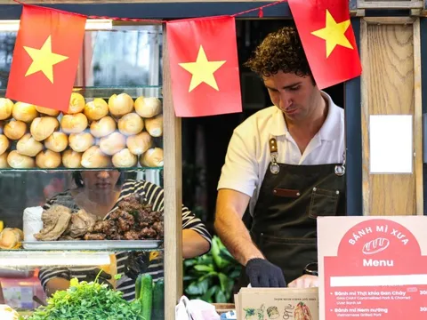 Anh Tây bán bánh mì xe đẩy, giúp khách luyện IELTS ở TP.HCM