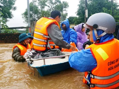 Người dân Đà Nẵng giật mình vì nước lũ dâng nhanh sau một đêm