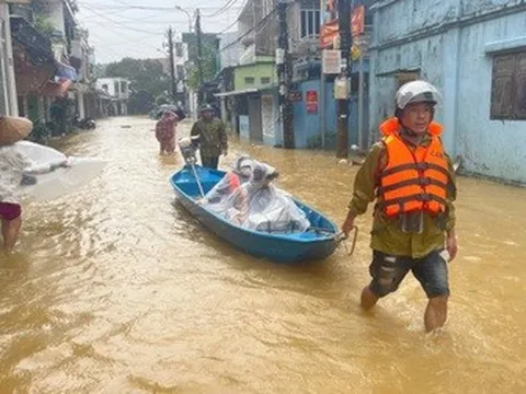 Công an hỗ trợ nhiều sản phụ chuyển dạ đến cơ sở y tế giữa mưa lũ