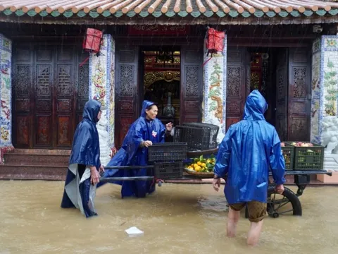 Vừa dọn bùn hôm qua, nay người dân Huế lại hì hục chạy lũ lần 3