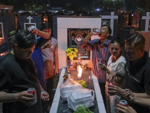 Xóm đạo Tha La rực sáng trong lời kinh và ánh nến cầu hồn