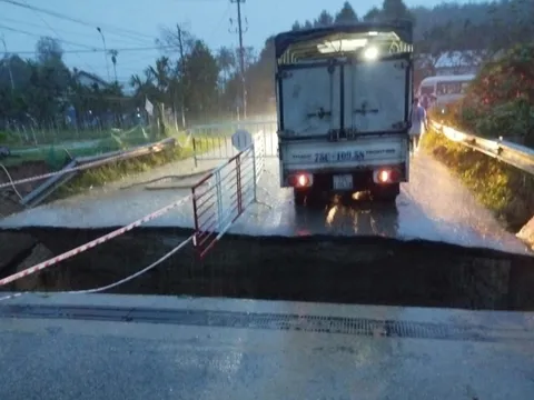 Cảnh lũ dữ dội cuốn sập cầu ở Huế