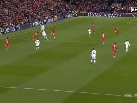 Khoảnh khắc Van Dijk húc ngã Mbappe gây sốt trở lại