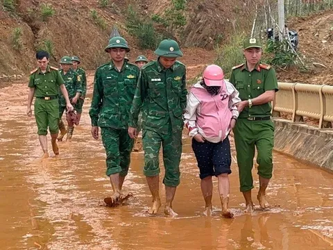 Vượt 40km đường rừng núi sạt lở đưa sản phụ và người ốm đi cấp cứu