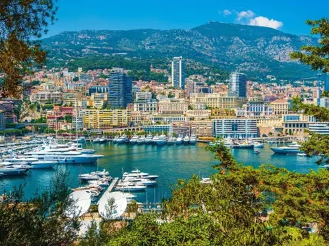 Đất nước rộng chưa bằng nửa Hồ Tây nhưng "cứ ra ngõ là gặp triệu phú USD"