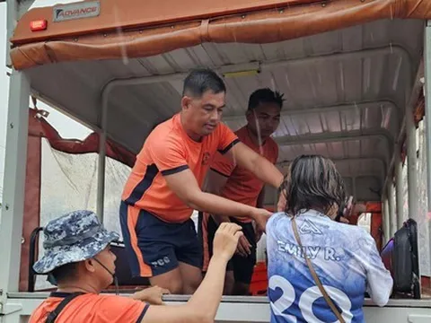 Philippines sơ tán hàng chục ngàn người để tránh bão