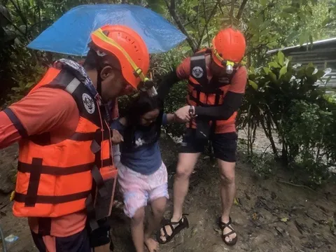 Bão Kalmaegi tàn phá: Gió giật 205 km/h, hàng nghìn người sơ tán, có nơi dân phải chui hang đá tránh nạn