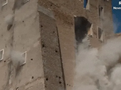 Tháp cổ ở Rome bị sập, đè chết công nhân